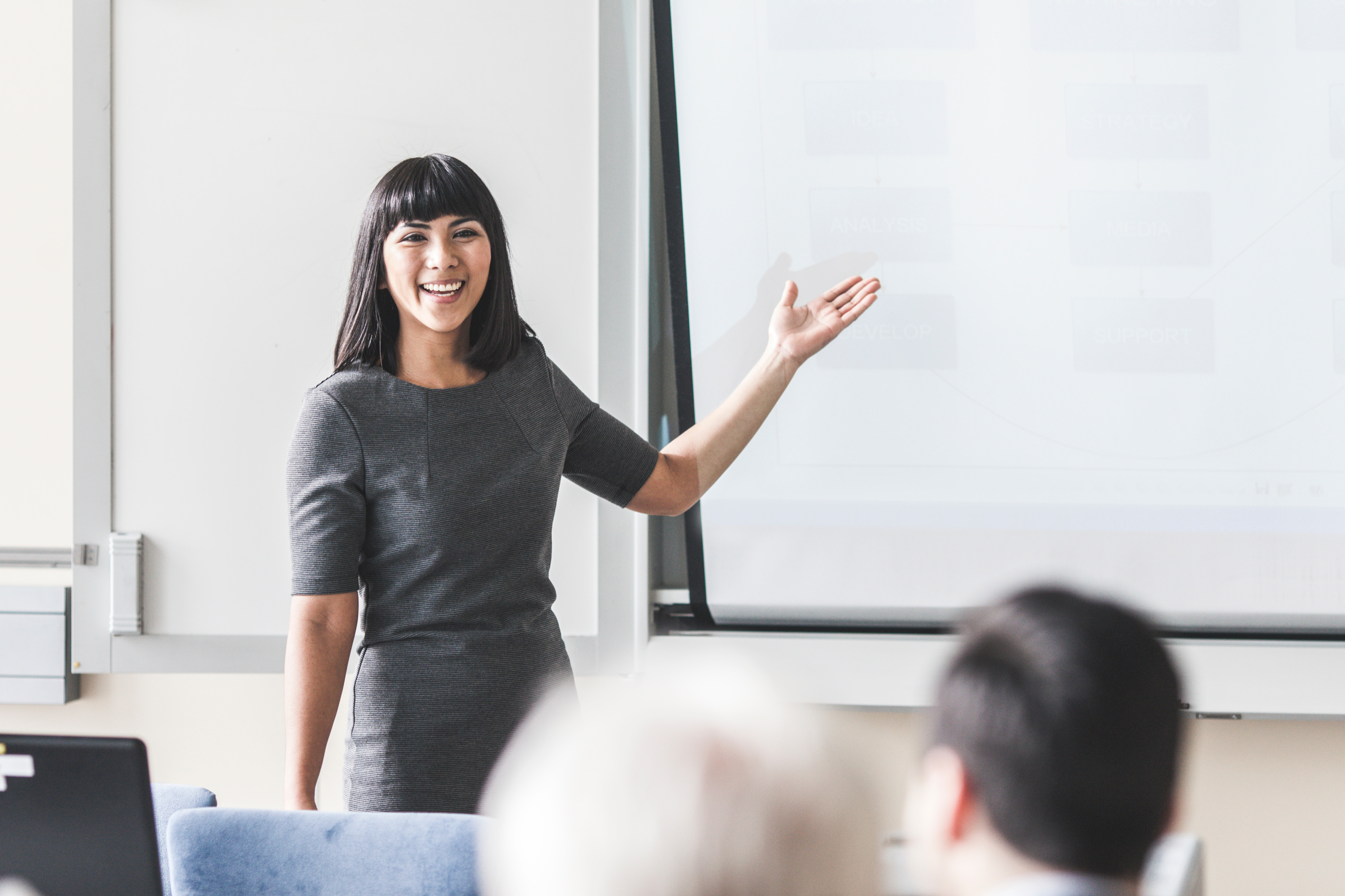 Преподаватель английского в университете. Обучение it. Женщина для презентации. Presenting a class. Корпоративное обучение картинки.